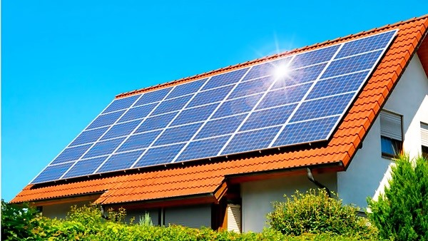 Energia solar atinge R$ 300 bilhões em investimentos no Brasil com queda de 25,6% na expansão